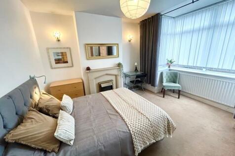 A spacious and inviting large double bedroom fe...
