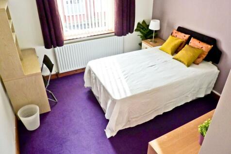This charming double bedroom features a spaciou...