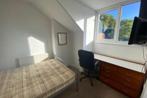 A bright and inviting double bedroom with a com...