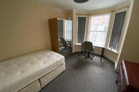 A spacious and tidy double bedroom with good na...