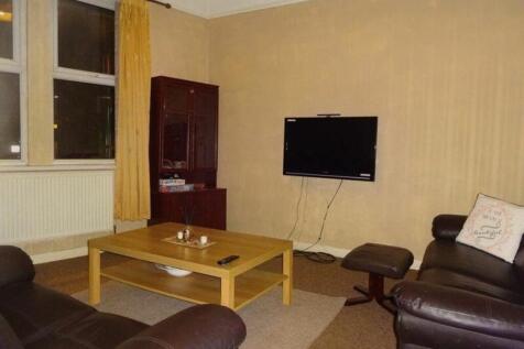 A spacious and inviting large modern living roo...