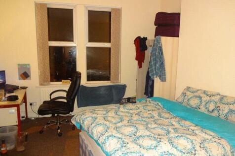 A cozy double bedroom featuring a comfortable b...