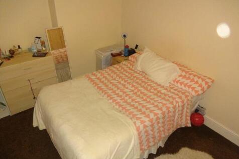 A cozy double bedroom featuring a comfortable b...