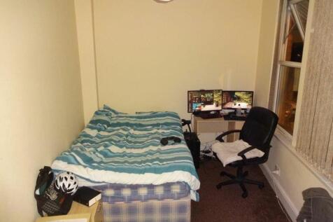 A cozy double bedroom featuring a comfortable b...