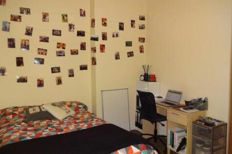 A cozy double bedroom featuring a comfortable b...