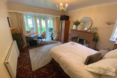A spacious and well-lit large double bedroom fe...