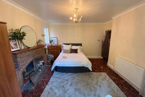 A spacious and inviting large double bedroom fe...