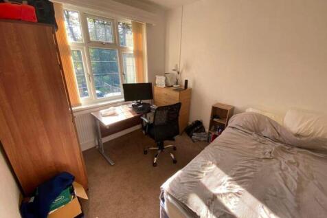 A bright and inviting double bedroom with good ...