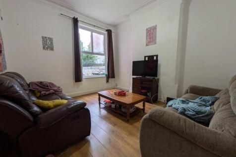A spacious and inviting large modern living roo...