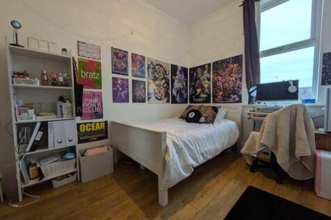 A bright and creatively decorated double bedroo...