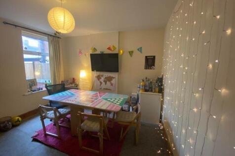A spacious and inviting large modern living roo...