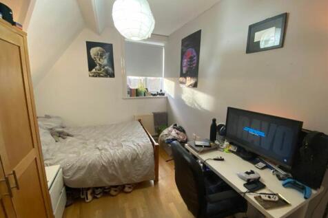 A cozy double bedroom with good lighting, featu...