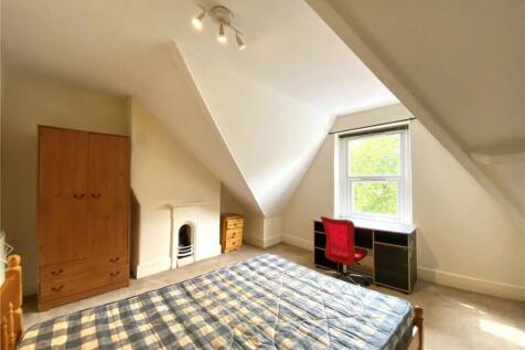 Bright and inviting double bedroom featuring am...