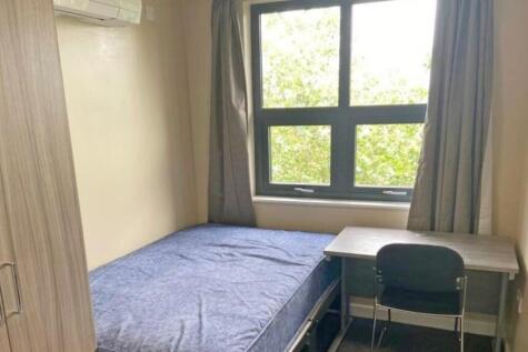 A bright and cozy double bedroom with good natu...