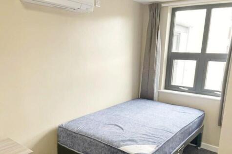 A bright and tidy single bedroom with good natu...