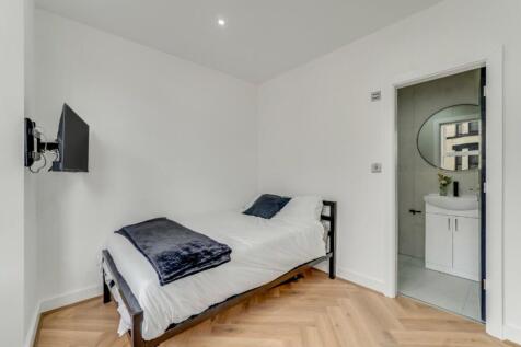 A bright and tidy double bedroom, perfect for s...