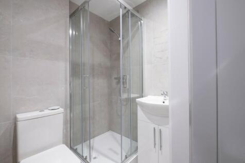 A modern and impeccably clean bathroom featurin...