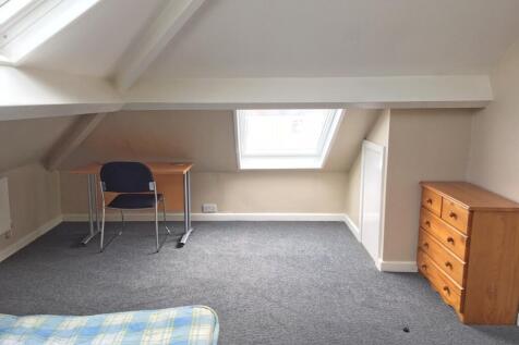 This charming double bedroom features a well-li...