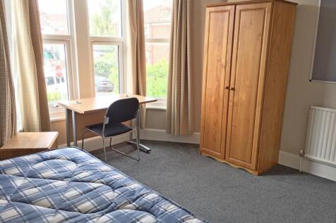 Bright and inviting double bedroom featuring la...