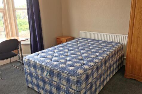 A cozy double bedroom featuring a spacious layo...