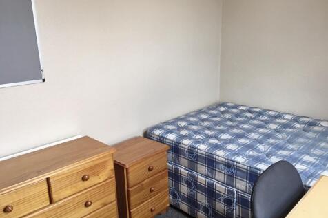 A cozy double bedroom featuring a comfortable b...