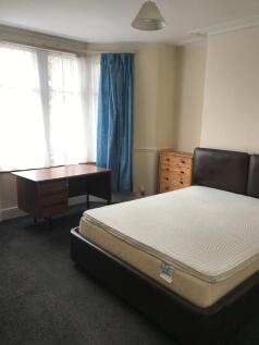 This inviting double bedroom features a spaciou...