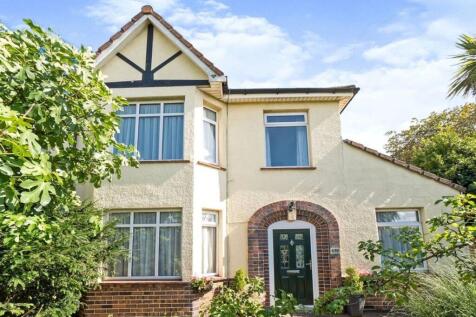 A charming front view of the property featuring...