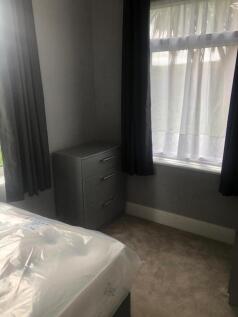 A cozy double bedroom featuring a comfortable b...