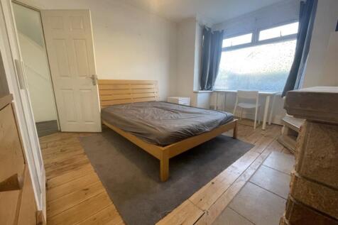 A cozy double bedroom featuring a comfortable b...