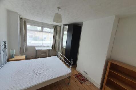 This bright and spacious double bedroom feature...