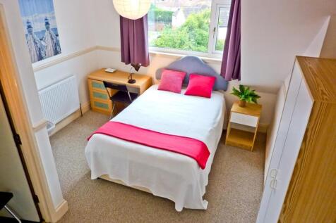 This charming double bedroom features a comfort...