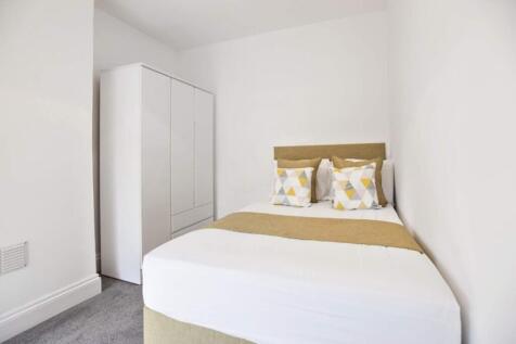 This inviting double bedroom features modern de...