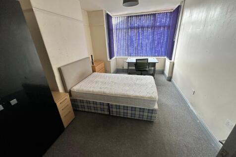 This inviting double bedroom features ample nat...
