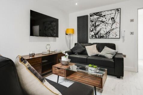 An inviting and stylish large modern living roo...