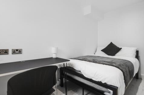 A stylish and tidy double bedroom featuring a c...