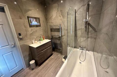 This stylish bathroom suite features modern fix...