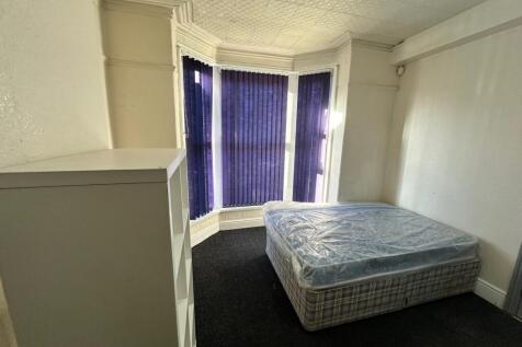A cozy double bedroom featuring a comfortable b...