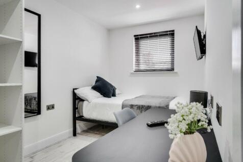A bright and tidy single bedroom, ideal for stu...