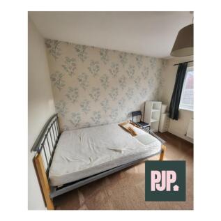 This inviting double bedroom features a spaciou...
