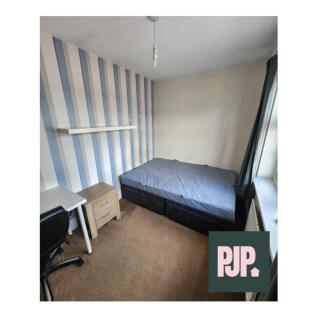 This cozy double bedroom offers a spacious layo...