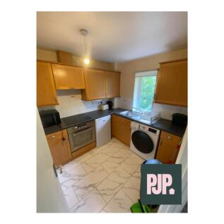 This well-equipped kitchen features ample woode...