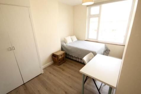 This inviting double bedroom features ample nat...