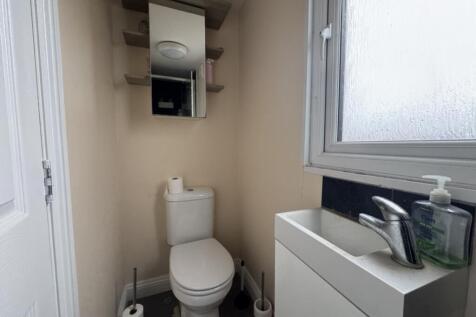 This well-maintained single toilet features mod...