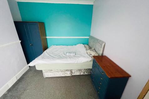 A cozy double bedroom featuring a comfortable b...