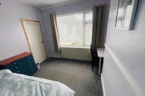 This inviting double bedroom features a spaciou...