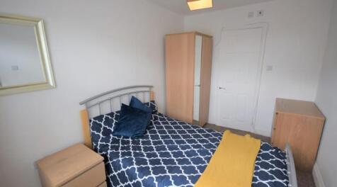 A cozy double bedroom featuring a comfortable b...