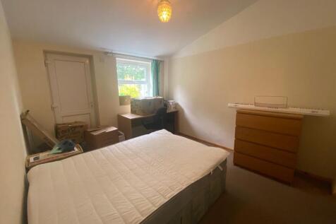 A cozy double bedroom featuring a bright window...
