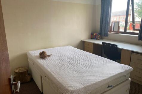 Spacious double bedroom featuring a cozy layout...