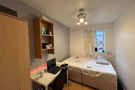 A cozy double bedroom featuring a comfortable b...