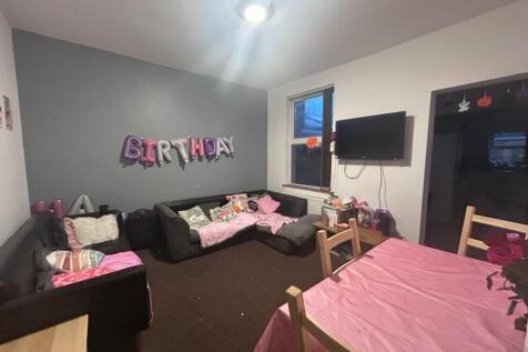 A spacious and inviting large modern living roo...